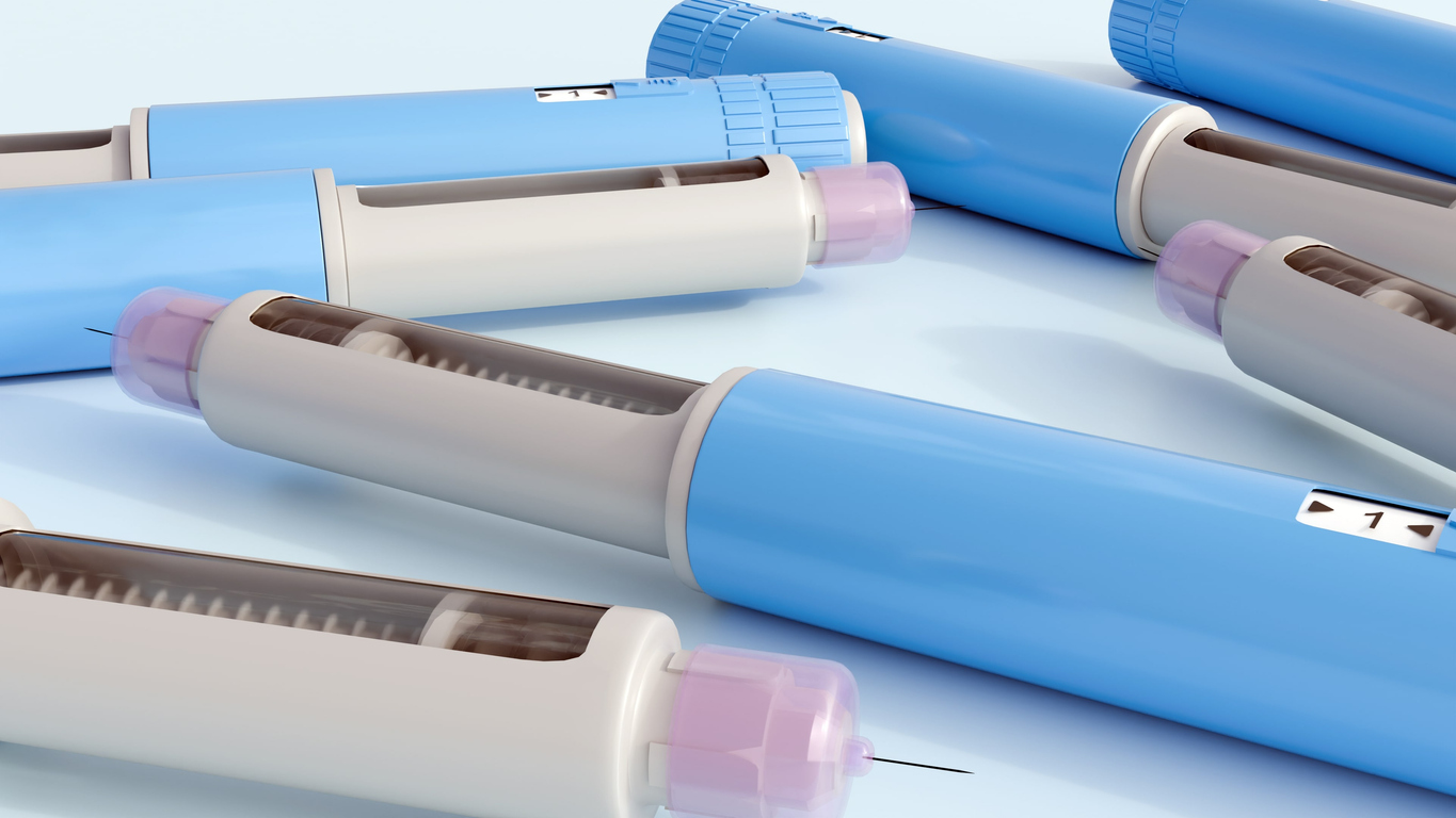 A 3d rendering of pre-filled GLP-1 receptor agonist pens, used for the treatment of type 2 diabetes or for weight management.