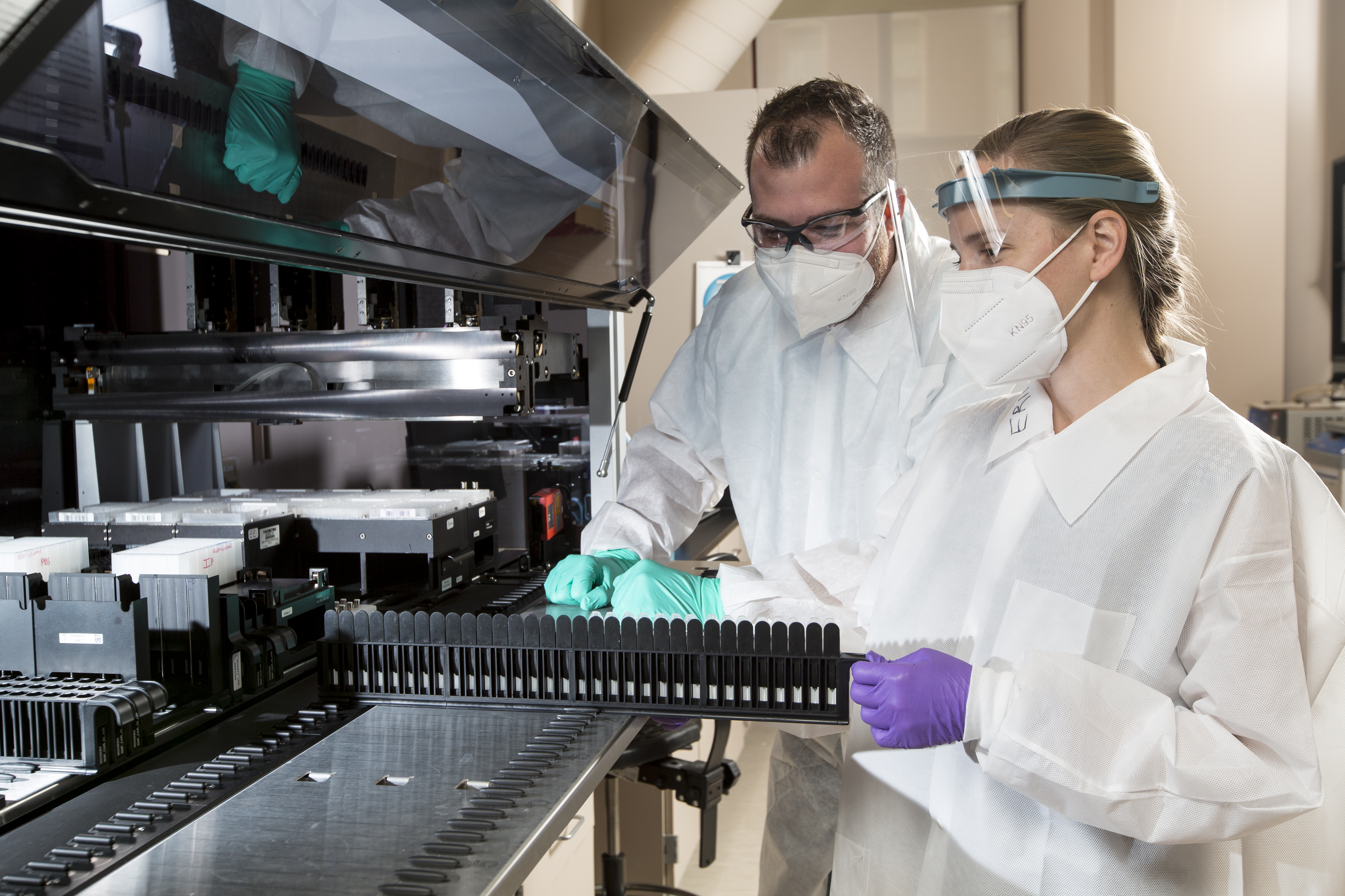 Matthew Meyer and Stephanie Knapik working in a lab.